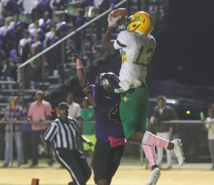 Senior wide receiver Dashaun Wallace (13) catches Richmond&#039;s only passing touchdown on the night, an 11-yard lob from freshman quarterback Caleb Hood. Wallace finished with six catches for 87 receiving yards.