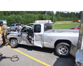 Friday Wreck Causes Few Minor Injuries, Damage to Vehicles