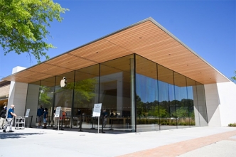 Apple&#039;s retail location at Crosspoint Mall in Durham.