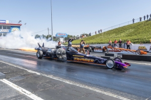 Terry Rosberg and Dawn Perdue will face off in their jet dragsters this weekend at Rockingham Dragway.