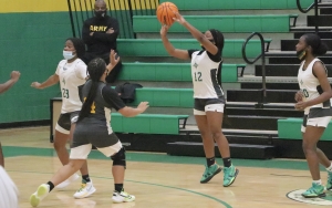 Junior C&#039;Nedra Hinson (12) pulls up for a shot during last Thursday&#039;s Green and Gold game.